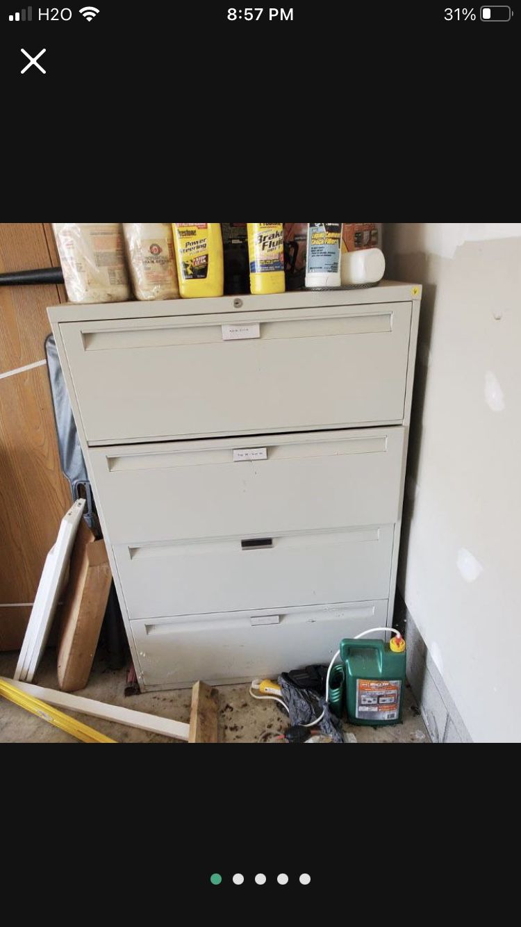 Metal 4 Drawer File Cabinet. In Great Condition 