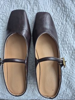 Size 8. Beauttiful Brand New Brown Leather Slipons