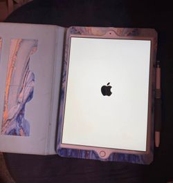 7th Gen IPad w/ Apple Pencil