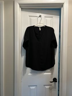 Women’s ZENANA Polyester, Spandex, Short Sleeve V-Neck, Black Pullover, Top Blouse… Size Medium