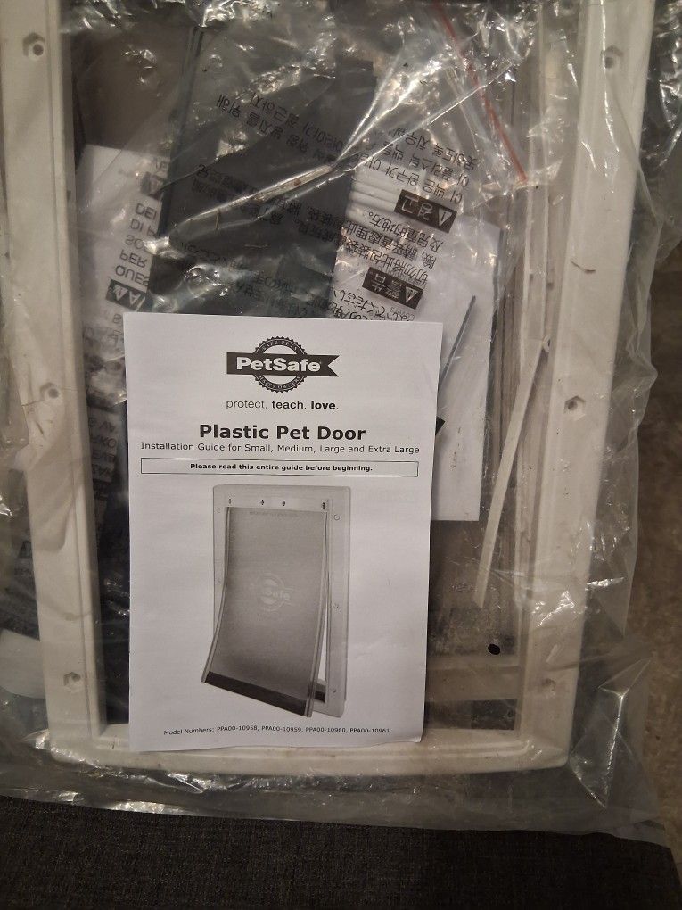 PETSAFE, PLASTIC PET DOOR.