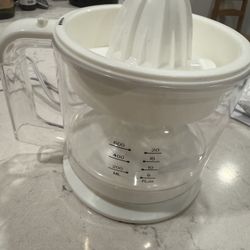 Electric Citrus Juicer with Measuring Cup – Great Condition