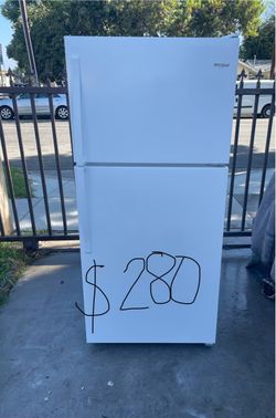 Whirlpool refrigerator 18 cu ft very clean