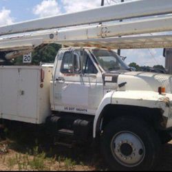 PARTS 1984 F800 Bucket Truck needs engine MAKE REASONABLE CASH OFFER THIS WEEK 