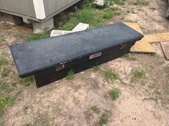 Tractor supply bed toolbox