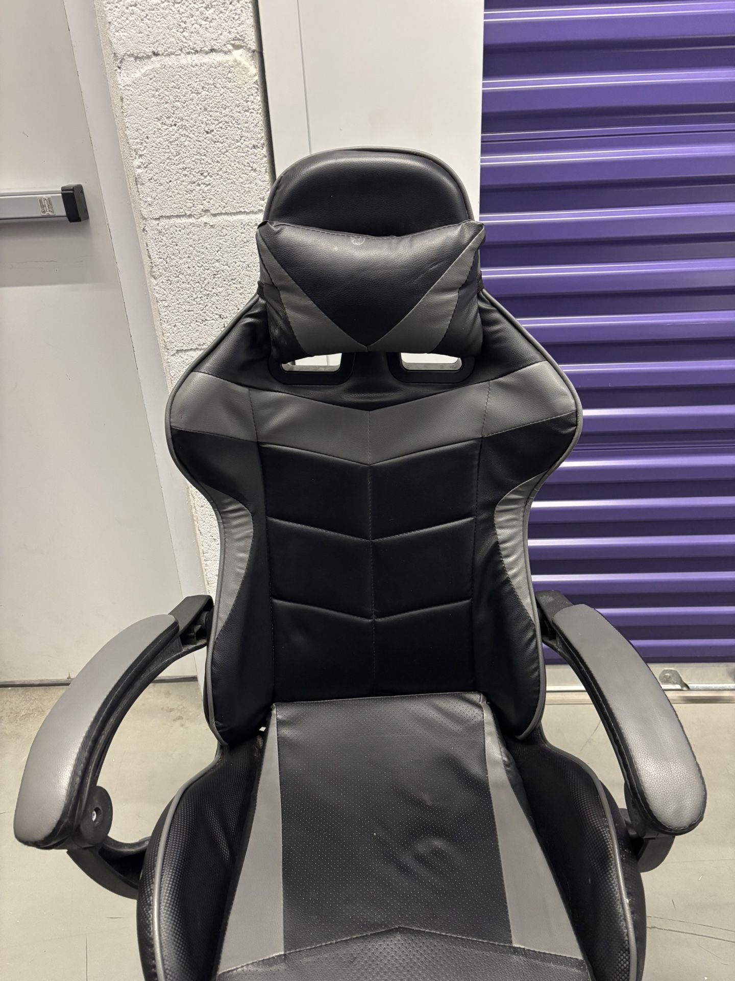 Gaming Chair PRICE IS NEGOTIABLE