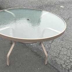 47”x47”x28”h outside metal and glass round table. Good condition.