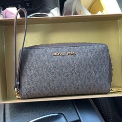 Michael Kors Wristlet 