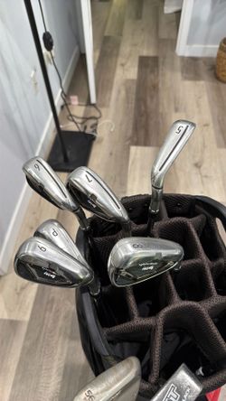 Taylor made m4 pw-5, 56,50,putter, range finder, callaway golf bag