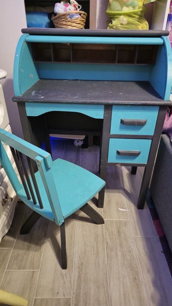 KIDS DESK AND CHAIR