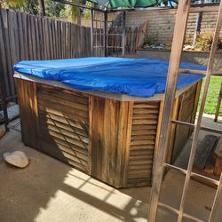 Free Free Free 6-person Spa