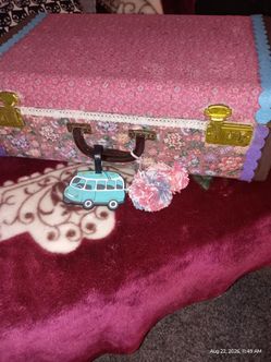 Recovered cute and fun vintage suitcase$25‼️