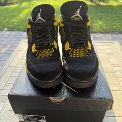 Jordan 4 Retro “Thunders” Size 10.5 PreOwned