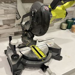  RYOBI ONE+ 18V Cordless 7-1/4 in. Compound Miter Saw - P553