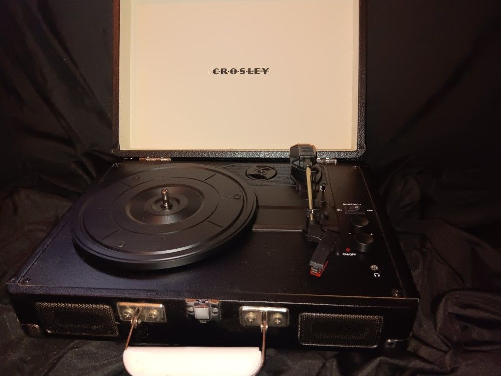 Crosby Suitcase Turntable 