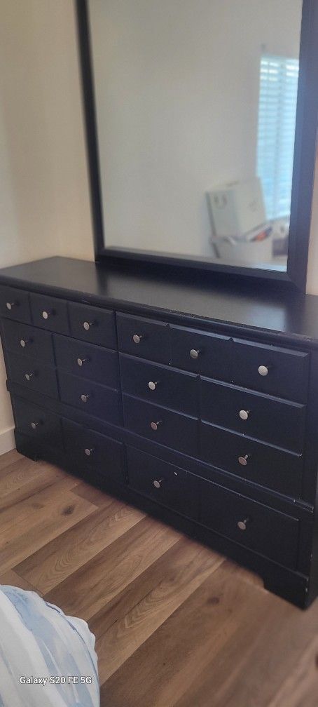 Dresser With Mirror