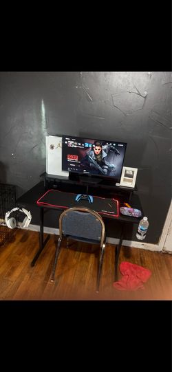 Gaming monitor and desk included