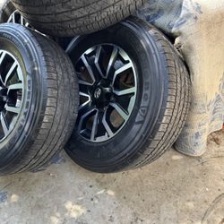 Toyota Tacoma 265/65R17 