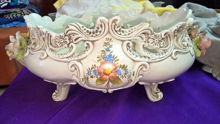 ARDALT PALAZZO PORCELAIN CENTERPIECE FOOTED W/ FLOWERS VERY LARGE MADE IN ITALY EXTRA LARGE CENTERPIECE IS MADE BY ARDALT AND MADE IN ITALY. THIS IS F