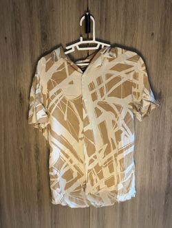White/Gold Button Up Short Sleeve Shirt - Men's Size M
