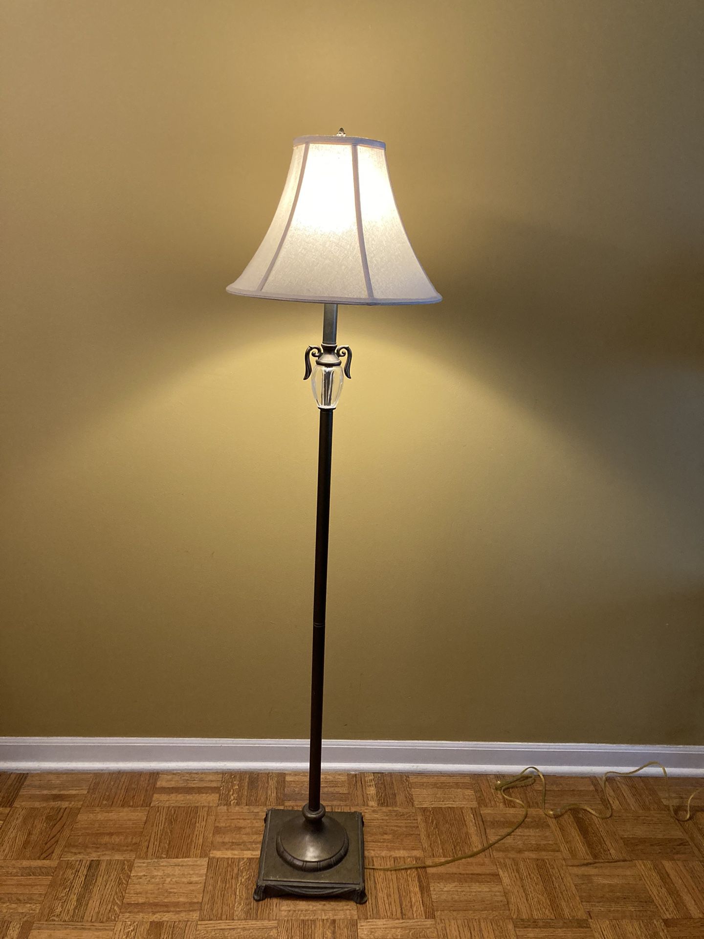  Floor Lamp/ Good Condition/ See Photos posted/ Pickup is in Lake Zurich 