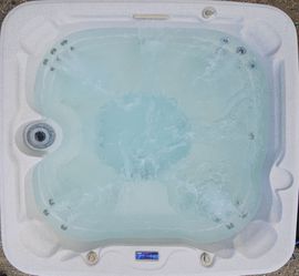 Refurbished 6 person 2017 Aquaterra hot tub /Spa for Sale