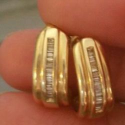 14k 4 grams Beautiful earrings
