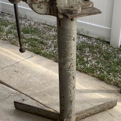 Athol Vise With Stand 