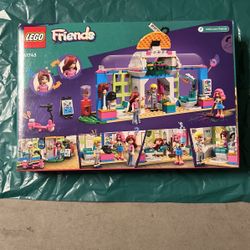 LEGO Friends Hair Salon 41743 Toy Hairdressing and Spa Kit with Paisley & Olly Mini-Dolls, Barber Shop Playset Toys for Kids 6 Plus