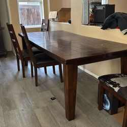 Dinning Room Table And 6 Chairs. 
