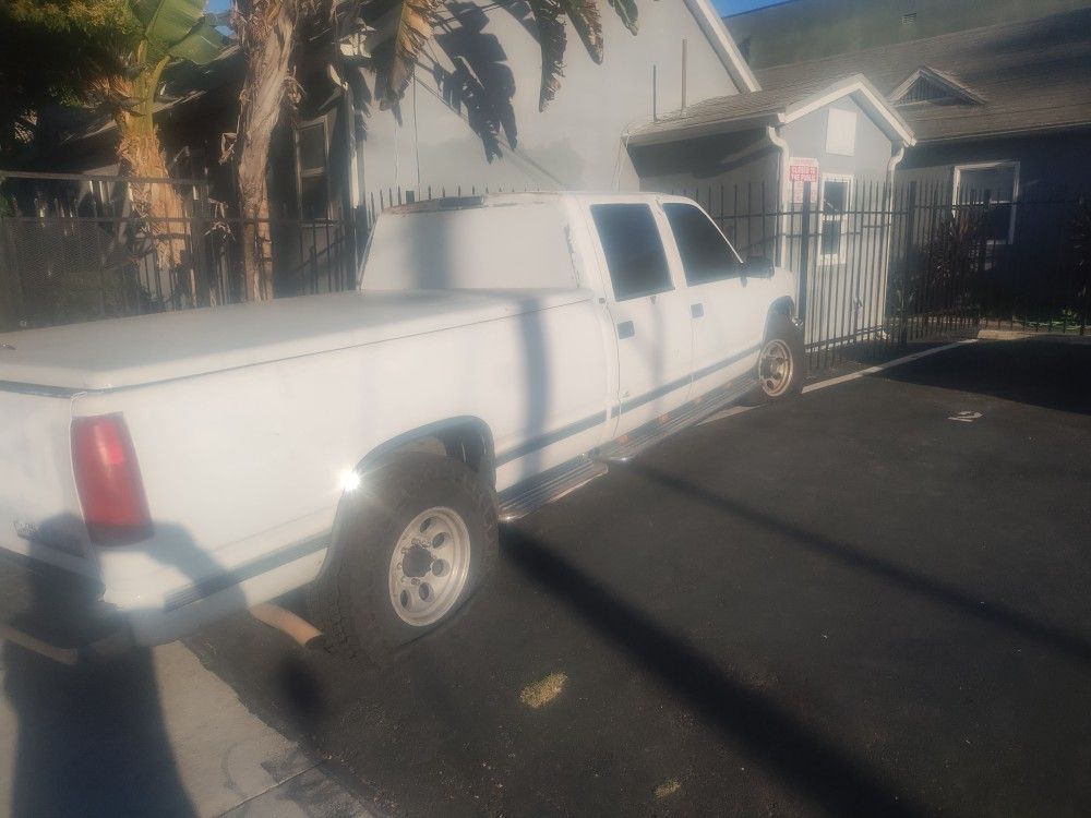 White Chevy Silverado 3500 Series