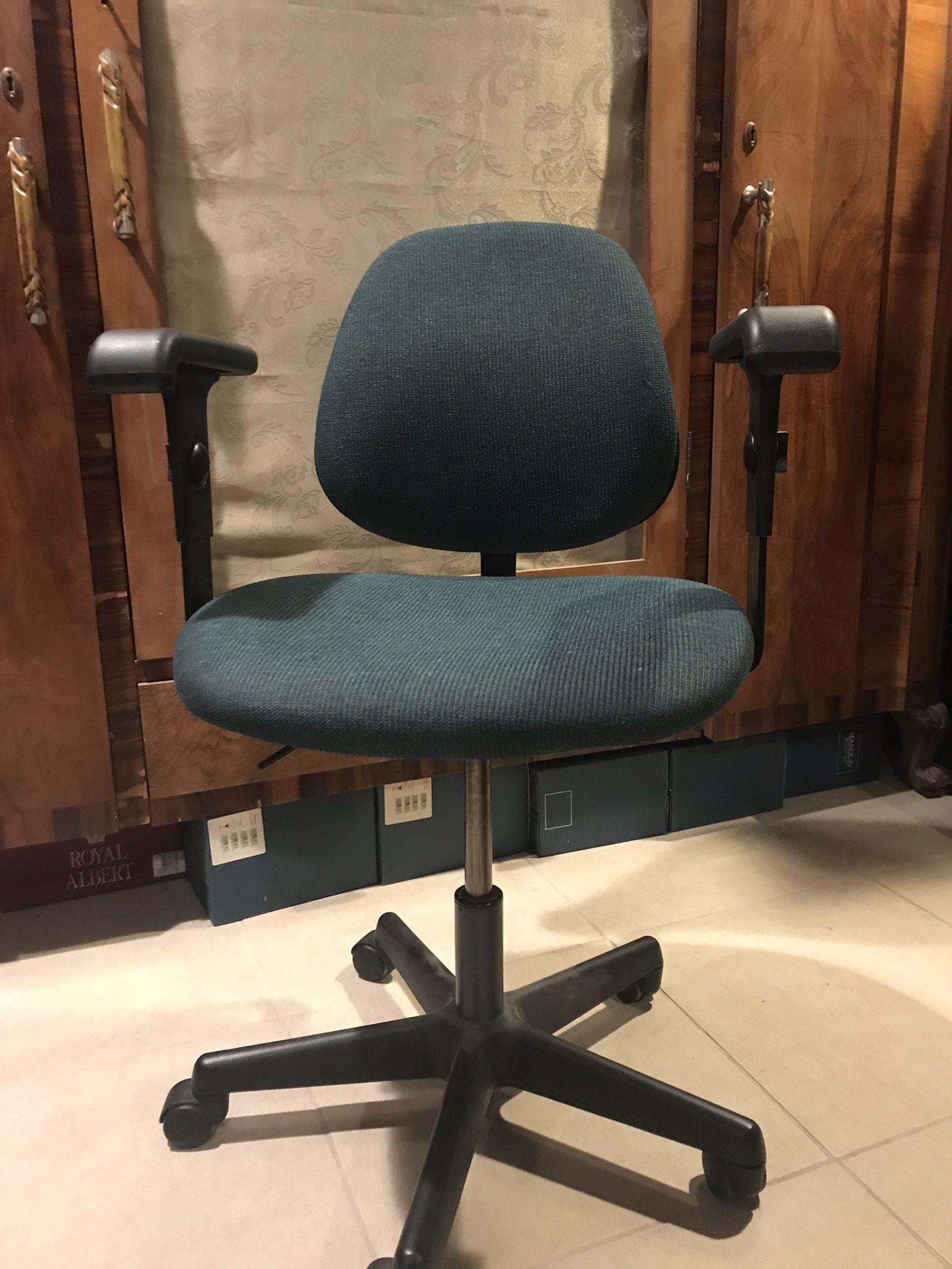 HON Green rolling arm office task Desk chair.