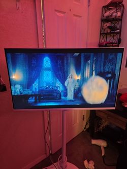 Brand new samsung 32" smart monitor m7 white with stand