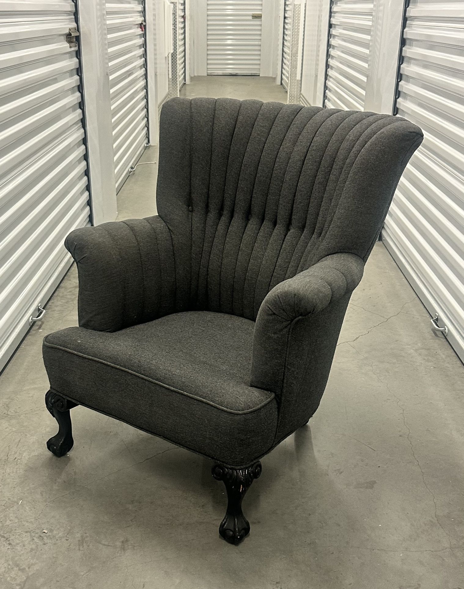 👑 Elegant Vintage Wingback Armchair - Queen Anne Style 👑