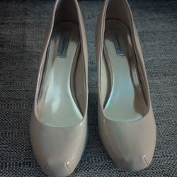 OLSENBOYE FAUX PATENT LEATHER STILETTO PUMP/NUDE/SIZE8. 5