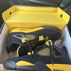 Jordan 4 Thunder