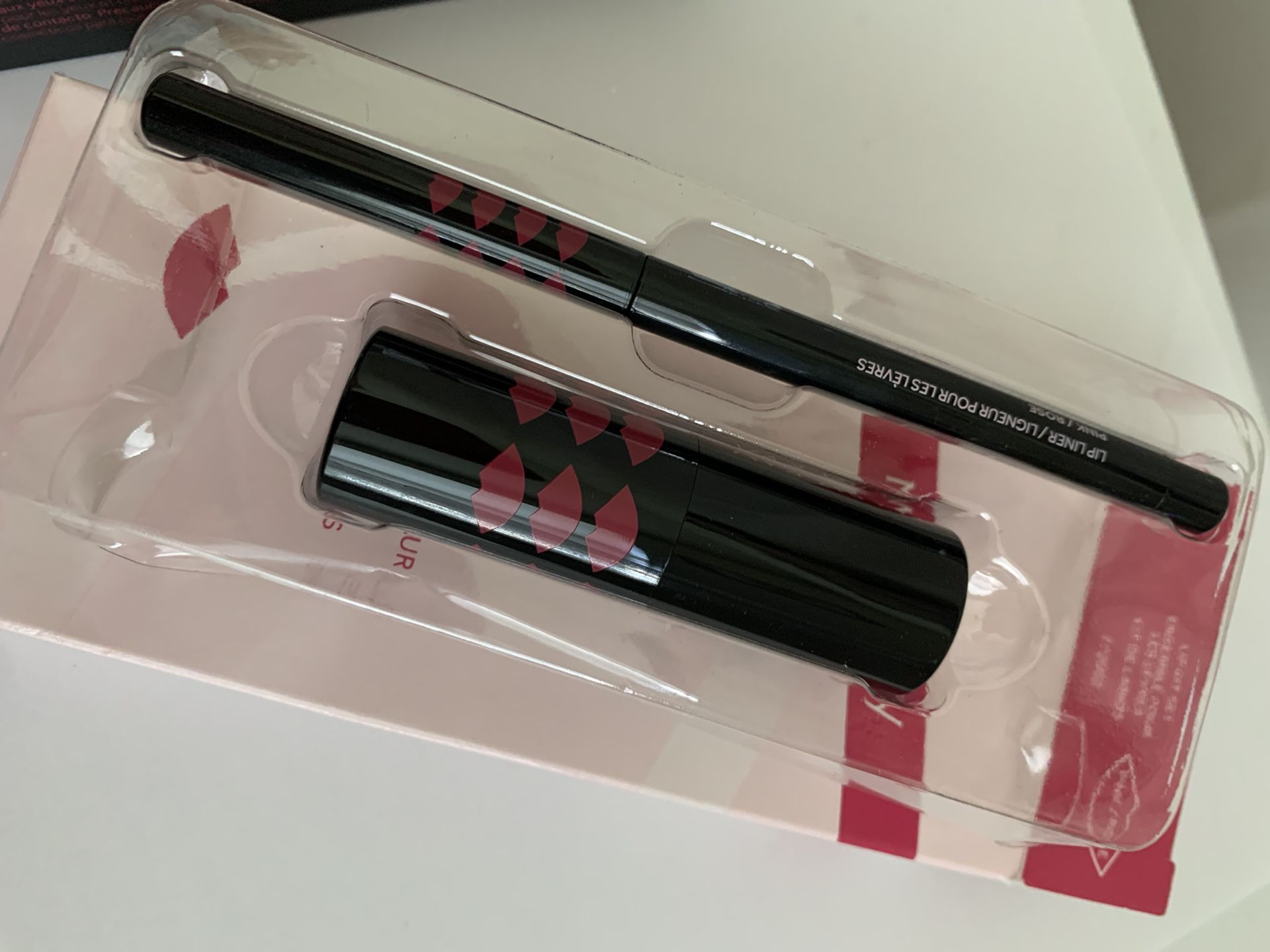 MK. Kit Foundation Primer Sunscreen SPF 15, Mascara Lash Love Gano rama and Lip Kit.