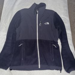 The North Face, women purple fleece sweater, size medium