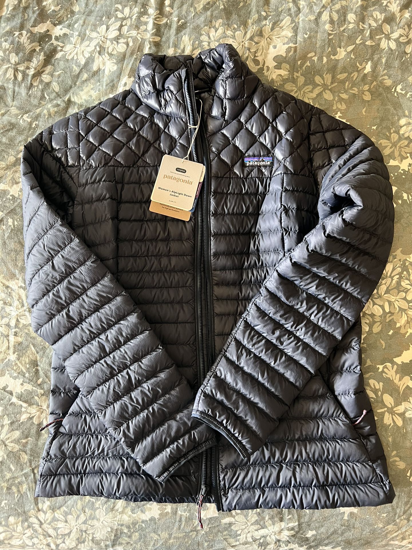 BRAND NEW W/ TAGS Patagonia Women’s Alplight Down Jacket Size M 217g