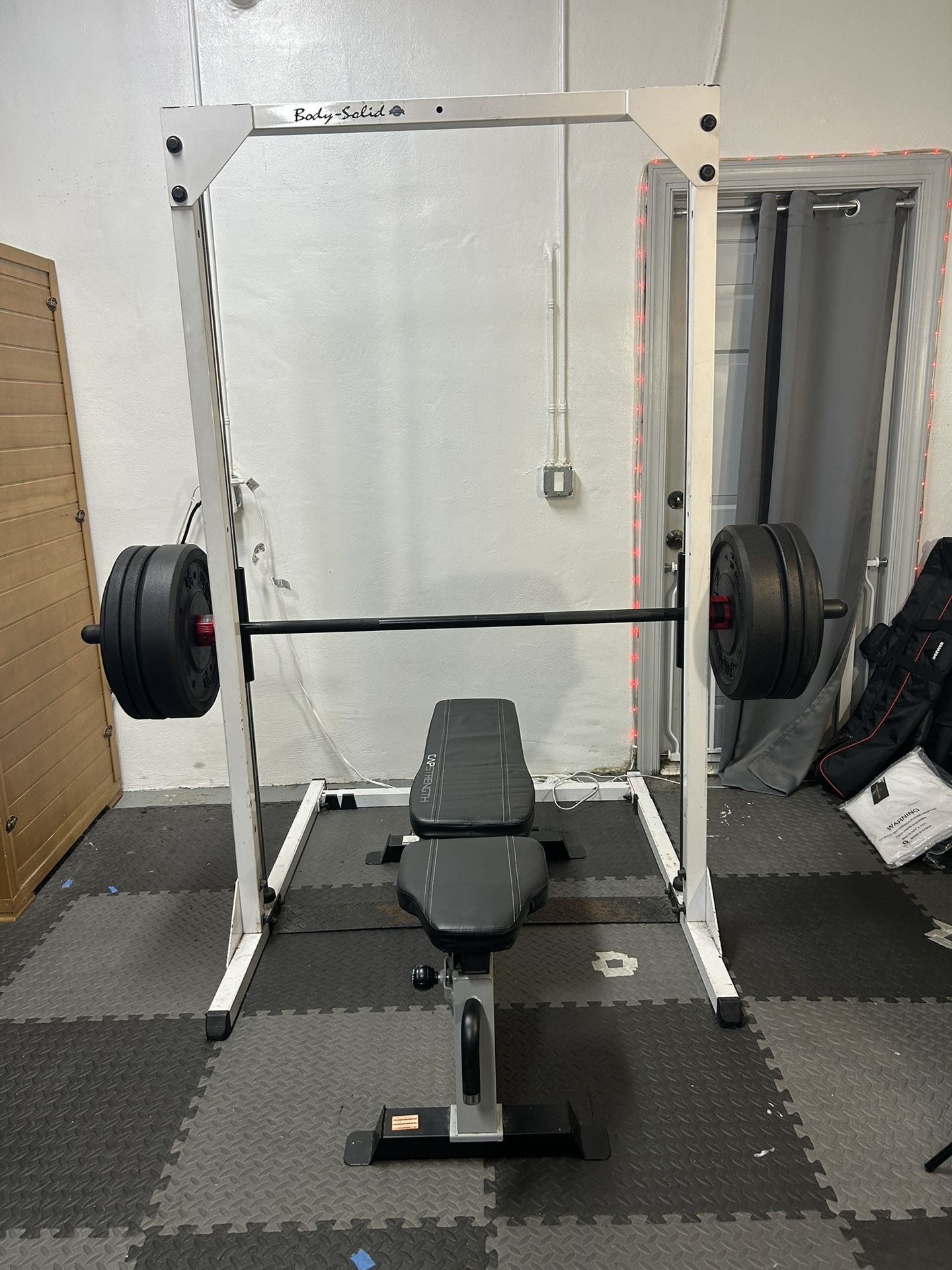 SMITH MACHINE - 140 Lb Bumper Plates/Bench