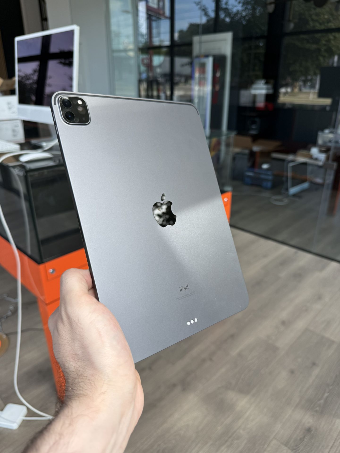 Apple 11” iPad Pro M1 Chip 128GB WiFi! 90 day warranty! We offer financing!
