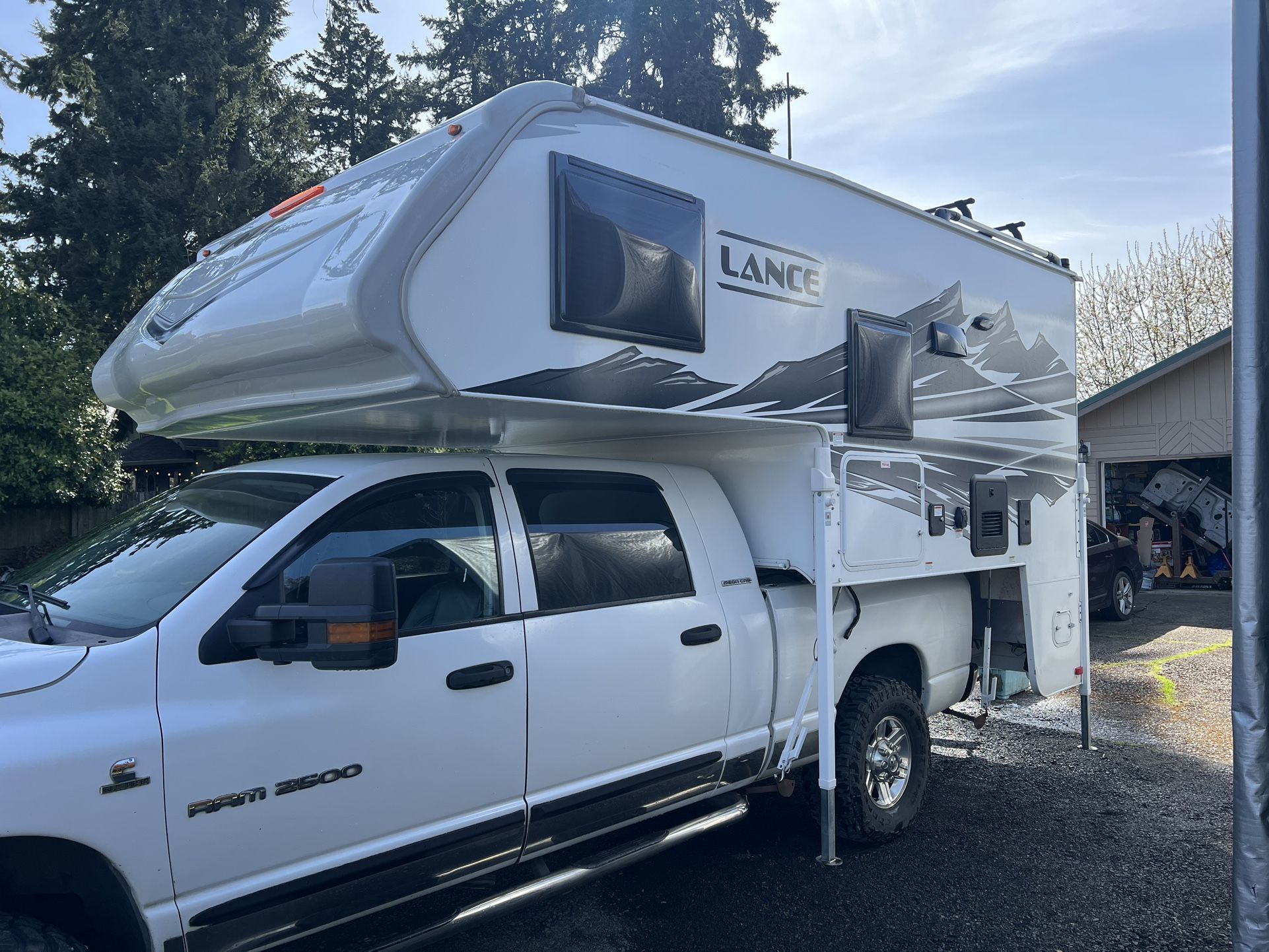 2023 Lance 855s