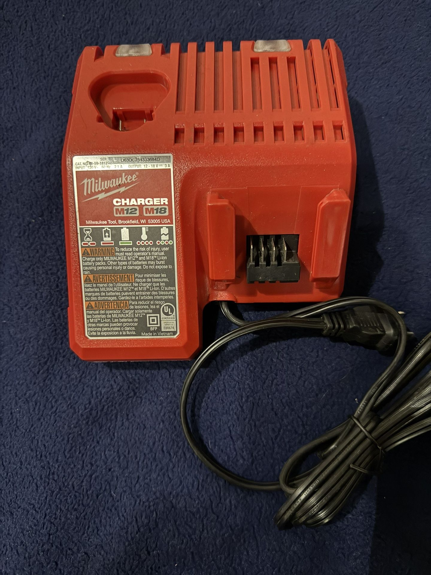 Milwaukee M12 and M18 12 Volt/18 Volt Lithium Ion Multi Voltage Battery Charger New