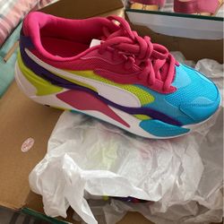 Womens Pumas Size 7 1/2