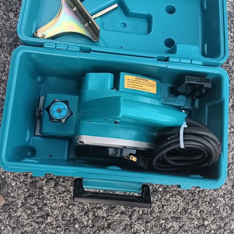 Makita KP0800 3-1/4in Power Planer Almost New Condition in Case With Tools. For Pick Up Fremont Seattle. No Low Ball Offers Please. No Trades. 