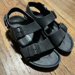 Youth Birkenstock Arizona EVA sandals in classic black.  EU Size 34 = U.S. Youth 2–2.5  Adjustable straps + back strap for secure fit  Lightweig