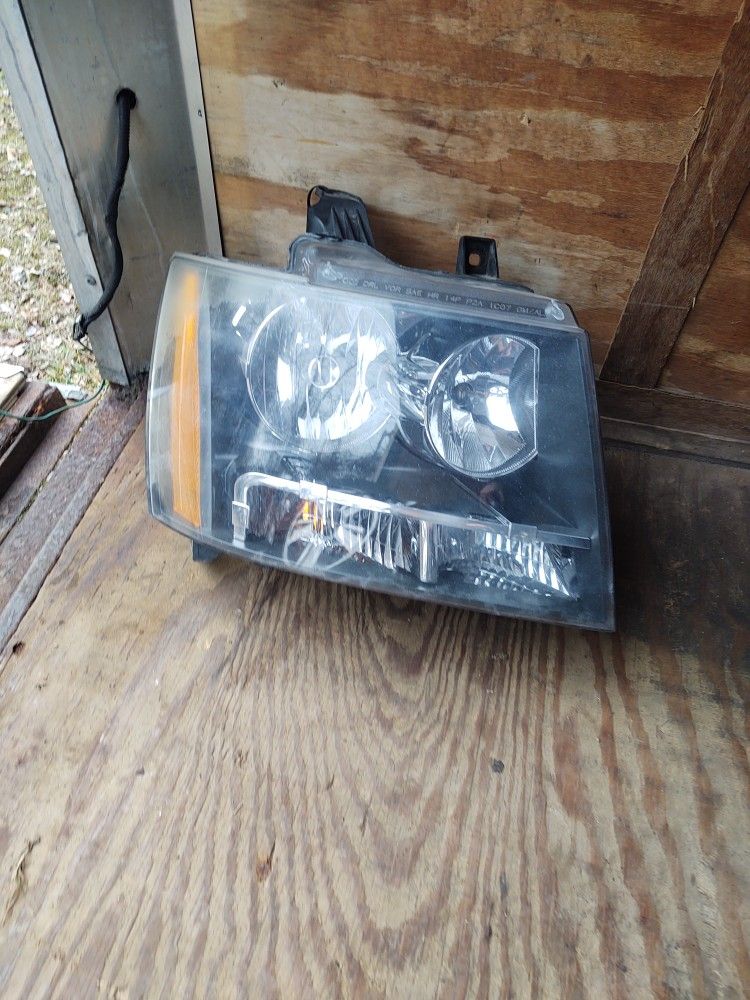 2007-2014 Right Front Chevy Suburban/Tahoe/Avalanche Headlight