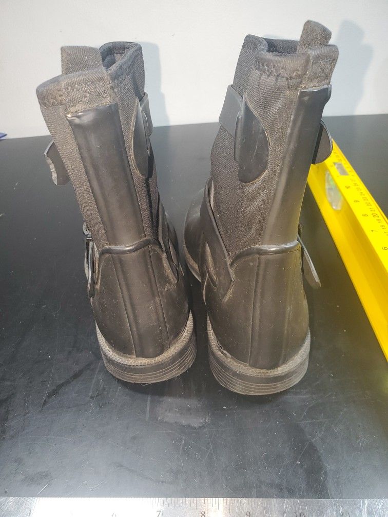 Black Rubber Boots Women's Sz 7.
left foot tear from the bottom sole. worn on the bottom too