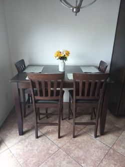 5 piece set, 4 chairs