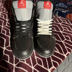 Jordan 1 Mid Black N Grey 